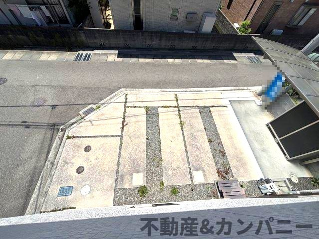 北斎院町の中古のおうち　松山市北斎院町中古戸建のその他|バルコニーからみた駐車場です
