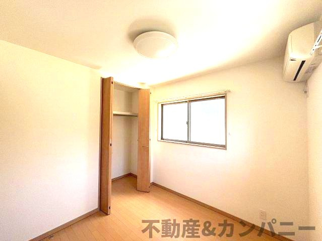 北斎院町の中古のおうち　松山市北斎院町中古戸建の洋室|エアコン付き広々とした洋室です

