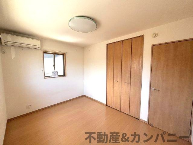 北斎院町の中古のおうち　松山市北斎院町中古戸建の洋室|エアコン付きコンパクトで使いやすい洋室です
