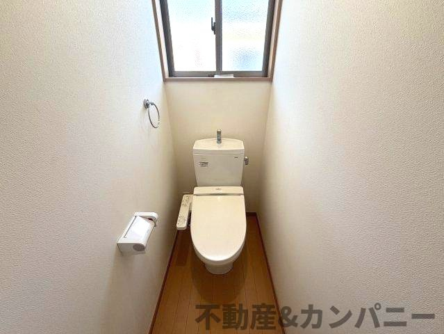 北斎院町の中古のおうち　松山市北斎院町中古戸建のトイレ|ゆったりとした空間のトイレです
