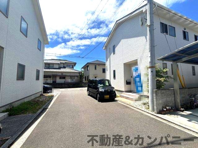 北斎院町の中古のおうち　松山市北斎院町中古戸建の前面道路含む現地写真|前面道路含む現地写真です
