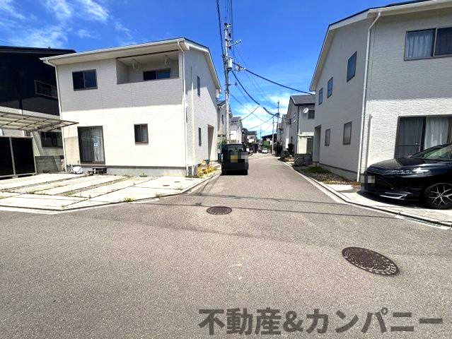 北斎院町の中古のおうち　松山市北斎院町中古戸建の前面道路含む現地写真|前面道路含む現地写真です