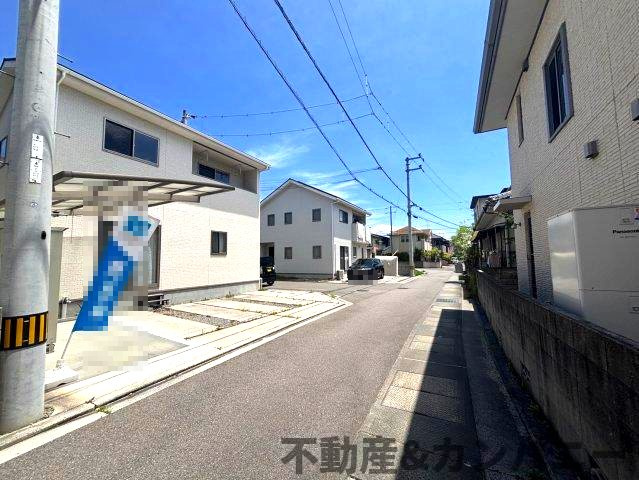 北斎院町の中古のおうち　松山市北斎院町中古戸建の前面道路含む現地写真|前面道路含む現地写真です
