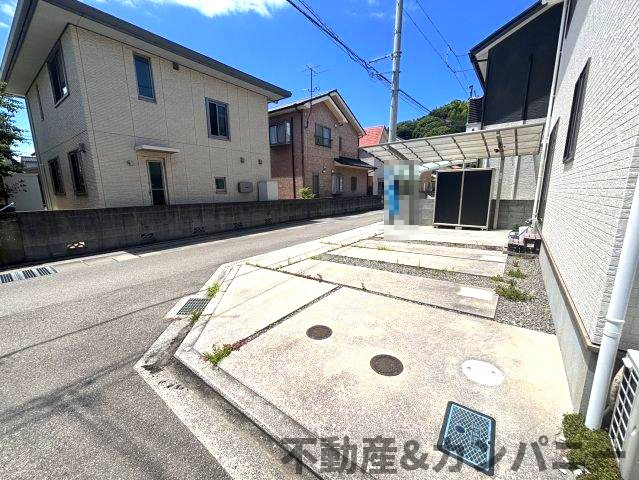 北斎院町の中古のおうち　松山市北斎院町中古戸建の前面道路含む現地写真|駐車場があるので、車を買う予定の方も安心です
