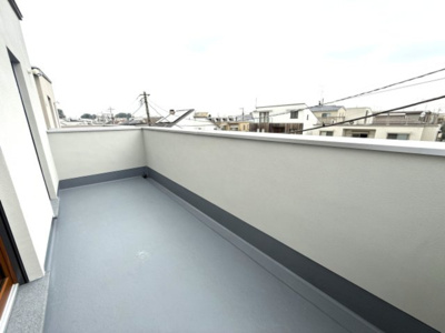 【バルコニー】 | 【仲介手数料５２０万円が無料！】■豪徳寺駅５分■デザイナーズハウス | 諸費用５２０万円ＯＦＦです！
決算特別キャンペーン！
家計応援サービスの限界に挑戦中！
■豪徳寺駅５分
■木製サッシを採用するモダンナチュラルデザイン
■準耐火構造
■内覧可能