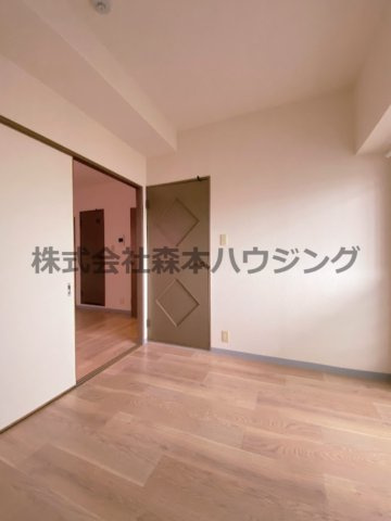 【洋室】 | 　グランドヴィラ香里 | ※同タイプ別室の写真を使用しています。
　設備内容や内装色調など相違がある場合は実際のお部屋の現状優先となります。