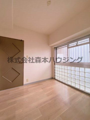 【洋室】 | 　グランドヴィラ香里 | ※同タイプ別室の写真を使用しています。
　設備内容や内装色調など相違がある場合は実際のお部屋の現状優先となります。