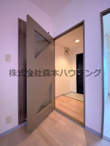 【内装】 | 　グランドヴィラ香里 | ※同タイプ別室の写真を使用しています。
　設備内容や内装色調など相違がある場合は実際のお部屋の現状優先となります。