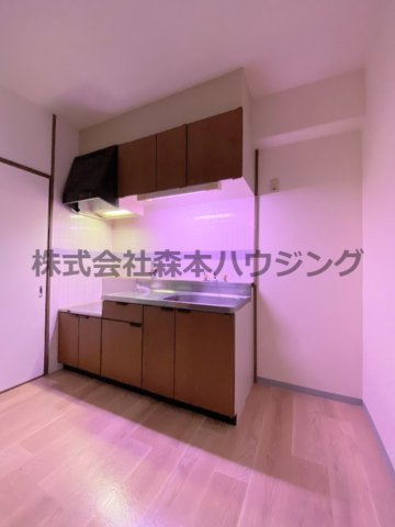 【キッチン】 | 　グランドヴィラ香里 | ※同タイプ別室の写真を使用しています。
　設備内容や内装色調など相違がある場合は実際のお部屋の現状優先となります。