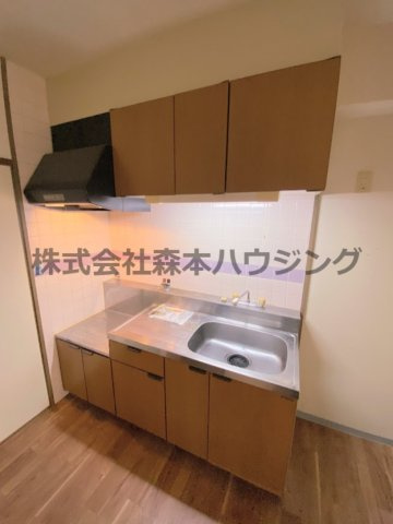 【キッチン】 | 　グランドヴィラ香里 | ※同タイプ別室の写真を使用しています。
　設備内容や内装色調など相違がある場合は実際のお部屋の現状優先となります。