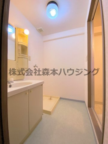 【洗面所】 | 　グランドヴィラ香里 | ※同タイプ別室の写真を使用しています。
　設備内容や内装色調など相違がある場合は実際のお部屋の現状優先となります。