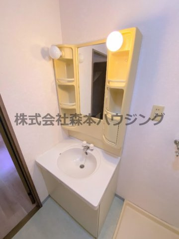 【独立洗面台】 | 　グランドヴィラ香里 | ※同タイプ別室の写真を使用しています。
　設備内容や内装色調など相違がある場合は実際のお部屋の現状優先となります。