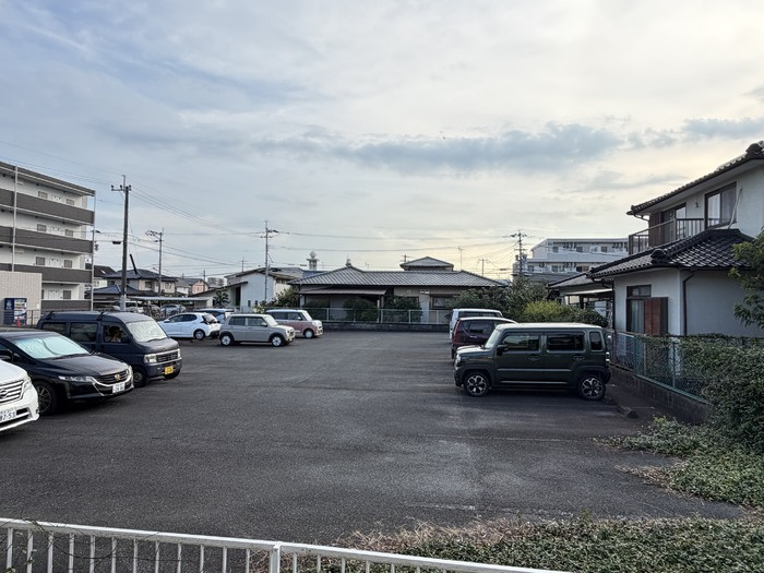 プレジール長嶺の駐車場