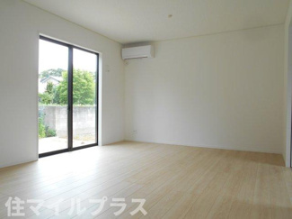 【居間・リビング】 | 矢吹町小松新築一戸建て2棟 | こちらの居間で趣味の時間をお楽しみください