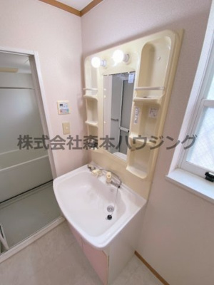 【独立洗面台】 | 　ノーブルビレッジ高柳 | ※同タイプ別室の写真を使用しています。
　設備内容や内装色調など相違がある場合は実際のお部屋の現状優先となります。