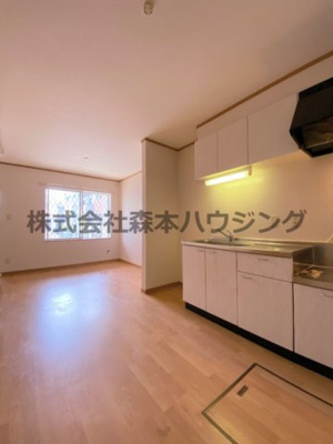 【居間・リビング】 | 　ノーブルビレッジ高柳 | ※同タイプ別室の写真を使用しています。
　設備内容や内装色調など相違がある場合は実際のお部屋の現状優先となります。