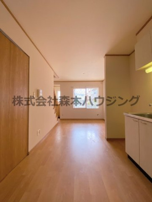 【居間・リビング】 | 　ノーブルビレッジ高柳 | ※同タイプ別室の写真を使用しています。
　設備内容や内装色調など相違がある場合は実際のお部屋の現状優先となります。