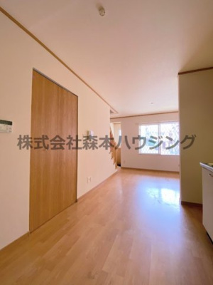 【居間・リビング】 | 　ノーブルビレッジ高柳 | ※同タイプ別室の写真を使用しています。
　設備内容や内装色調など相違がある場合は実際のお部屋の現状優先となります。