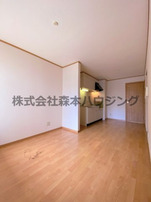 【居間・リビング】 | 　ノーブルビレッジ高柳 | ※同タイプ別室の写真を使用しています。
　設備内容や内装色調など相違がある場合は実際のお部屋の現状優先となります。