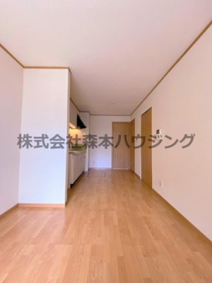【居間・リビング】 | 　ノーブルビレッジ高柳 | ※同タイプ別室の写真を使用しています。
　設備内容や内装色調など相違がある場合は実際のお部屋の現状優先となります。
