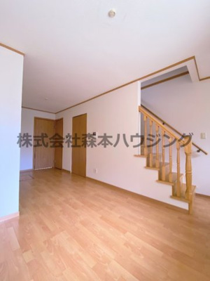【居間・リビング】 | 　ノーブルビレッジ高柳 | ※同タイプ別室の写真を使用しています。
　設備内容や内装色調など相違がある場合は実際のお部屋の現状優先となります。