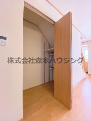 【収納】 | 　ノーブルビレッジ高柳 | ※同タイプ別室の写真を使用しています。
　設備内容や内装色調など相違がある場合は実際のお部屋の現状優先となります。