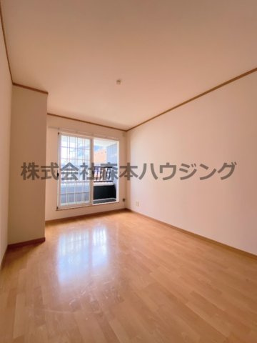 【洋室】 | 　ノーブルビレッジ高柳 | ※同タイプ別室の写真を使用しています。
　設備内容や内装色調など相違がある場合は実際のお部屋の現状優先となります。