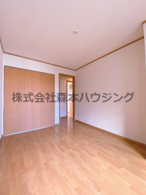 【洋室】 | 　ノーブルビレッジ高柳 | ※同タイプ別室の写真を使用しています。
　設備内容や内装色調など相違がある場合は実際のお部屋の現状優先となります。