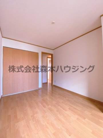 【洋室】 | 　ノーブルビレッジ高柳 | ※同タイプ別室の写真を使用しています。
　設備内容や内装色調など相違がある場合は実際のお部屋の現状優先となります。