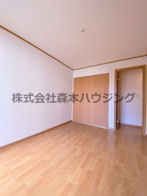 【洋室】 | 　ノーブルビレッジ高柳 | ※同タイプ別室の写真を使用しています。
　設備内容や内装色調など相違がある場合は実際のお部屋の現状優先となります。