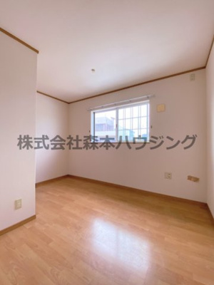 【洋室】 | 　ノーブルビレッジ高柳 | ※同タイプ別室の写真を使用しています。
　設備内容や内装色調など相違がある場合は実際のお部屋の現状優先となります。