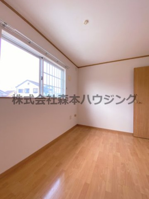 【洋室】 | 　ノーブルビレッジ高柳 | ※同タイプ別室の写真を使用しています。
　設備内容や内装色調など相違がある場合は実際のお部屋の現状優先となります。
