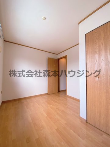 【洋室】 | 　ノーブルビレッジ高柳 | ※同タイプ別室の写真を使用しています。
　設備内容や内装色調など相違がある場合は実際のお部屋の現状優先となります。