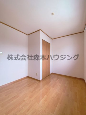 【洋室】 | 　ノーブルビレッジ高柳 | ※同タイプ別室の写真を使用しています。
　設備内容や内装色調など相違がある場合は実際のお部屋の現状優先となります。