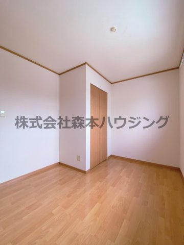 【洋室】 | 　ノーブルビレッジ高柳 | ※同タイプ別室の写真を使用しています。
　設備内容や内装色調など相違がある場合は実際のお部屋の現状優先となります。