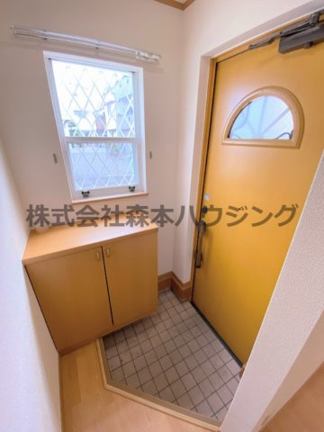 【玄関】 | 　ノーブルビレッジ高柳 | ※同タイプ別室の写真を使用しています。
　設備内容や内装色調など相違がある場合は実際のお部屋の現状優先となります。