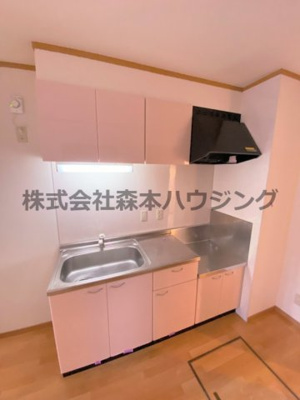 【キッチン】 | 　ノーブルビレッジ高柳 | ※同タイプ別室の写真を使用しています。
　設備内容や内装色調など相違がある場合は実際のお部屋の現状優先となります。