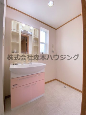 【洗面所】 | 　ノーブルビレッジ高柳 | ※同タイプ別室の写真を使用しています。
　設備内容や内装色調など相違がある場合は実際のお部屋の現状優先となります。