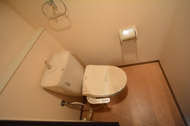 温水洗浄便座付きのトイレです♪