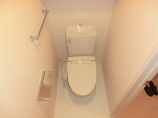 温水洗浄便座付きのトイレです♪