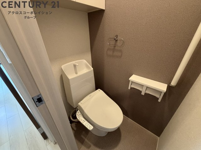 温水洗浄便座付きのトイレです♪