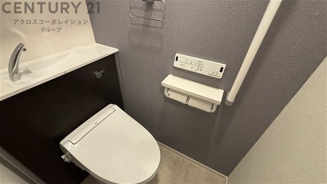 温水洗浄便座付きのトイレです♪