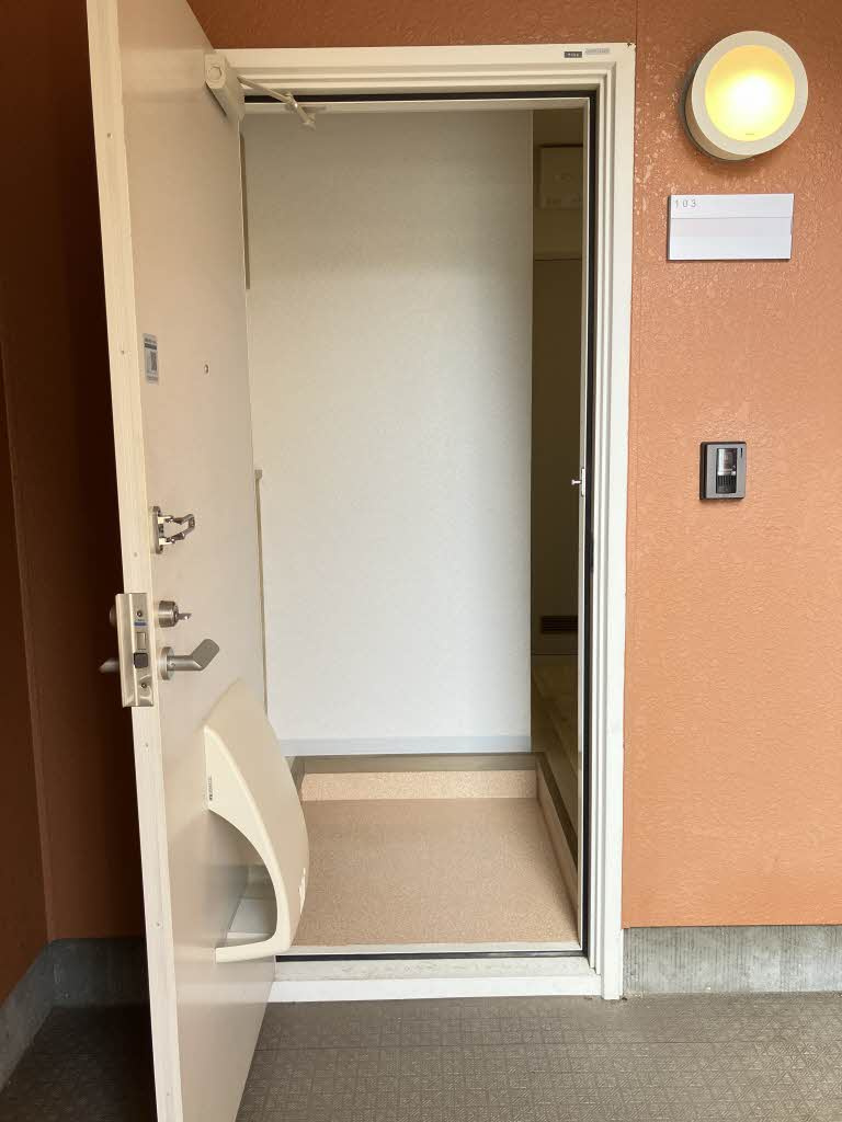 呉市瀬戸見町のアパートの玄関