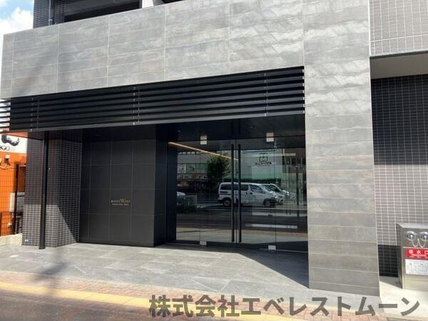 メイクスWアート金山ウエストのエントランス|落ち着いたエントランスです