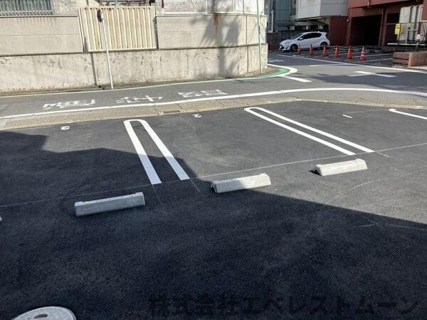 メイクスWアート金山ウエストの駐車場|駐車場があります