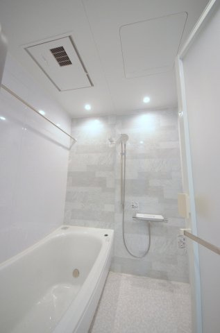 皆賀一丁目の浴室|人気の換気乾燥暖房機付き。広々とした一坪サイズの浴室を採用。足を伸ばして肩までゆったり浸かれるバスタブで、一日の疲れを心地よく解きほぐせます。