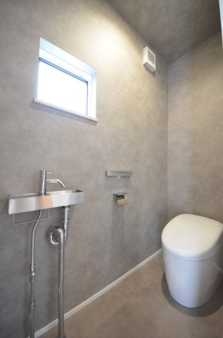 皆賀一丁目のトイレ|タンクレスの為、トイレ空間が見違えるほど広々。圧迫感がなくなり、これまで置けなかった観葉植物やインテリアを楽しめます。