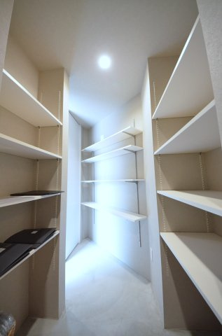 皆賀一丁目の収納|キッチン横には、ストック食品や大型調理家電もすっきり収まる大容量のパントリーがあります。
