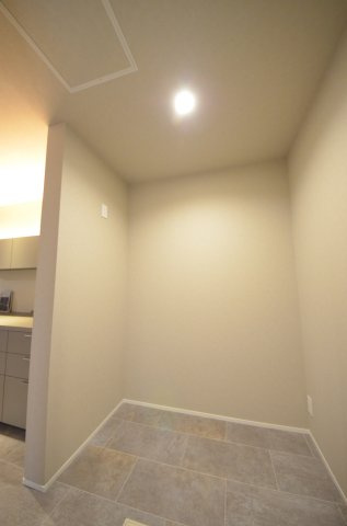 皆賀一丁目の収納|キッチン横には、ストック食品や大型調理家電もすっきり収まる大容量のパントリーがあります。