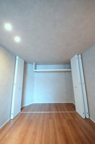 皆賀一丁目の収納|各居室に機能的なクローゼットを完備。タンスなどの大型家具を買い足す必要がないため、お部屋の面積を最大限に活かせます。